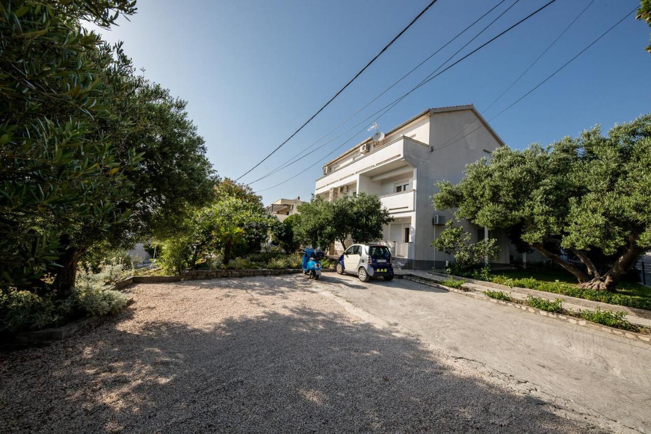 Apartments Mladenka In Banjol Exterior foto