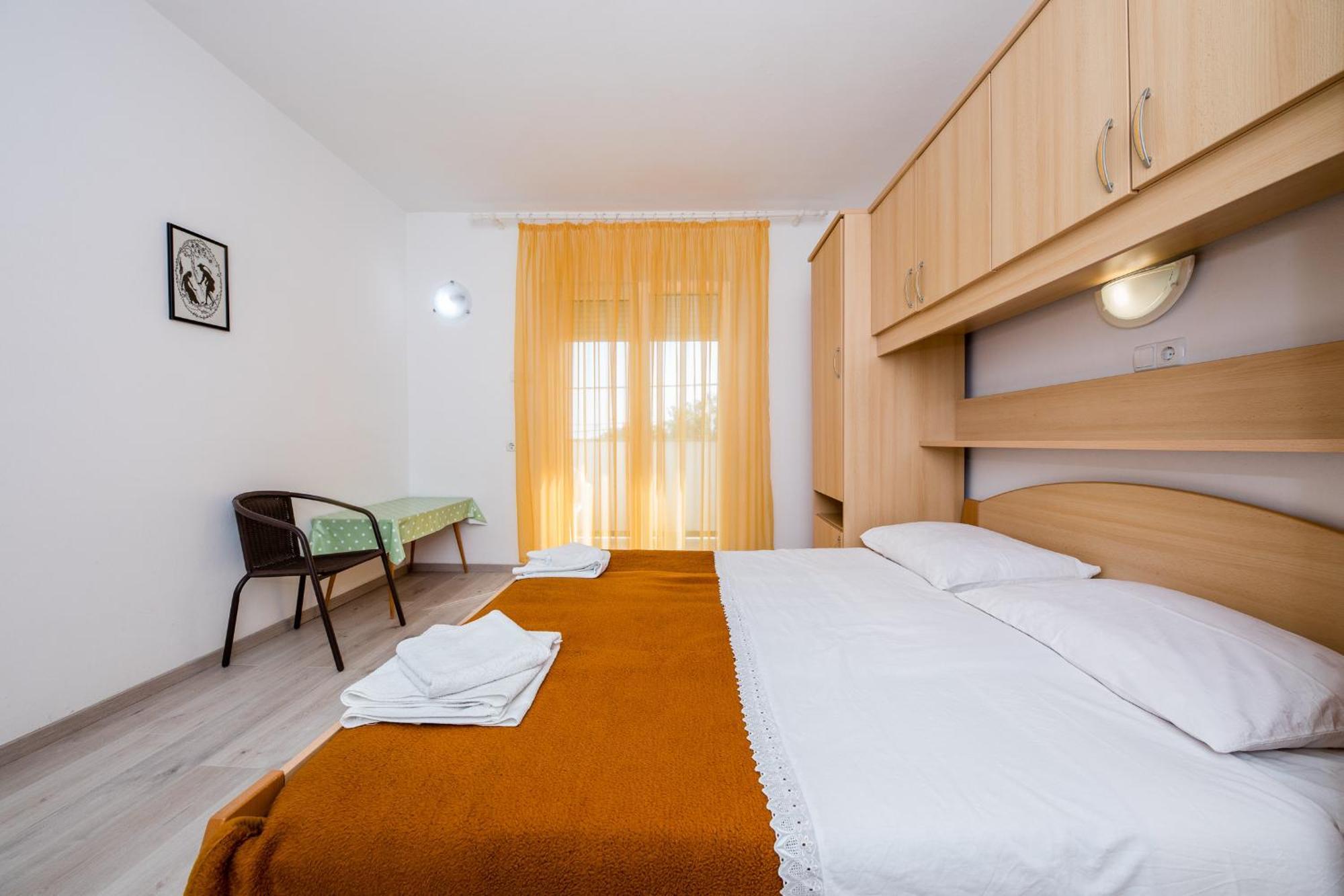 Apartments Mladenka In Banjol Quarto foto